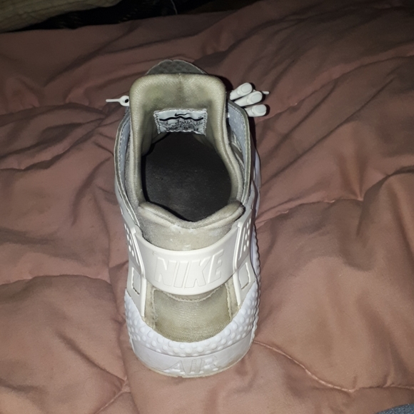 Nikes - Picture 2 of 4